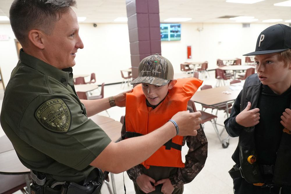 Agent teaching kids boating safety